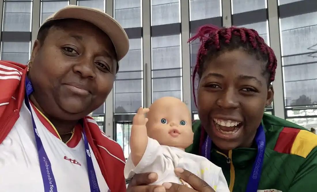 La activista de Camerún Alima Ngoutmejunto junto a su hija