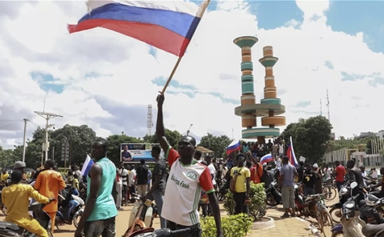 Un ciudadano ondea la bandera rusa en el Sahel