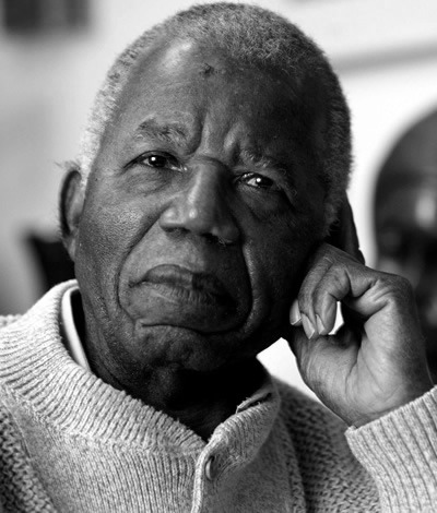 Chinua Achebe (Nigeria): Autor de Things Fall Apart, considerado el padre de la literatura africana moderna.