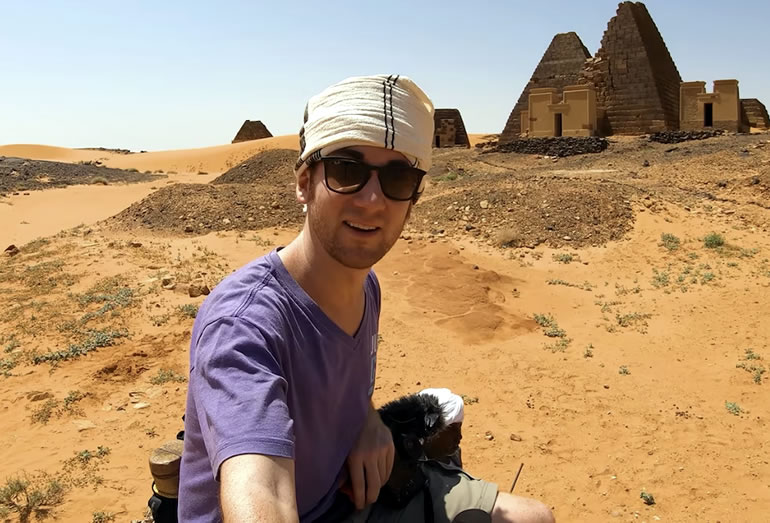 Drew Binsky, youtuber norteamericano que ha visitado 54 países africanos