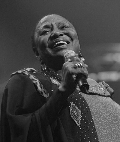 Miriam Makeba (Sudáfrica): Cantante y activista exiliada por su lucha contra el apartheid.