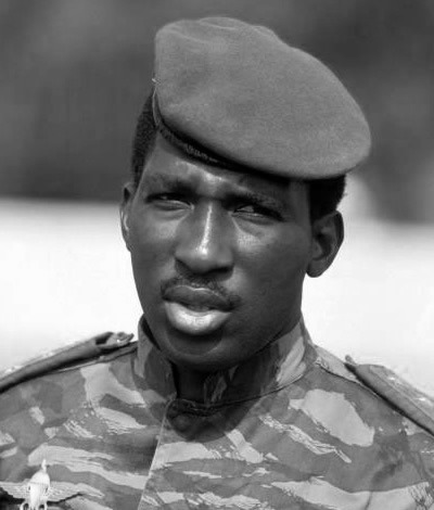 Thomas Sankara (Burkina Faso) Revolucionario y presidente que promovió políticas radicales de justicia social, igualdad de género y autosuficiencia.