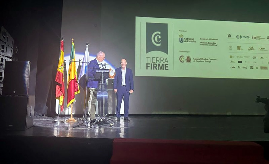 Momento de la entrega de diplomas a jóvenes senegaleses que culminaron el proceso de formación.