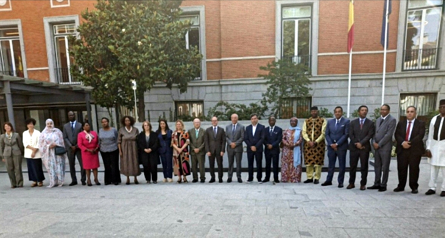 Diplomáticos africanos y representantes del ministerio y Casa África, posan tras la reunión en Madrid.