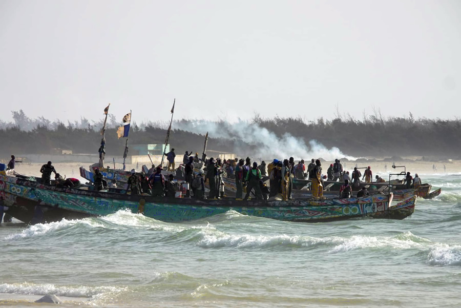 Pescadores senegaleses en la playa de Kayar, regresando tras un día de trabajo (JT/Casa África).