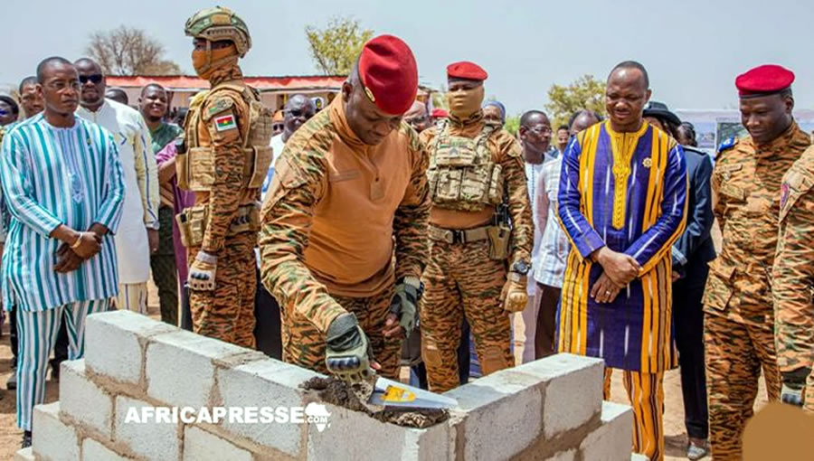 El presidente de Burkina Faso, Ibrahim Traore, durante el inicio de las obras de un complejo industrial textil.
