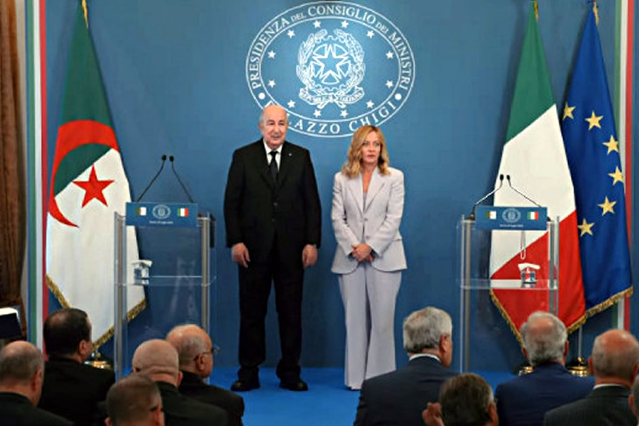 La primera ministra italiana, Giorgia Meloni, y el presidente argelino, Abdelmadjid Tebboune durante un acto de la cumbre.
