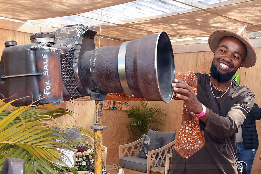 Charlie, el artista que convierte chatarra en arte. (Foto: dailynews.gov.bw)