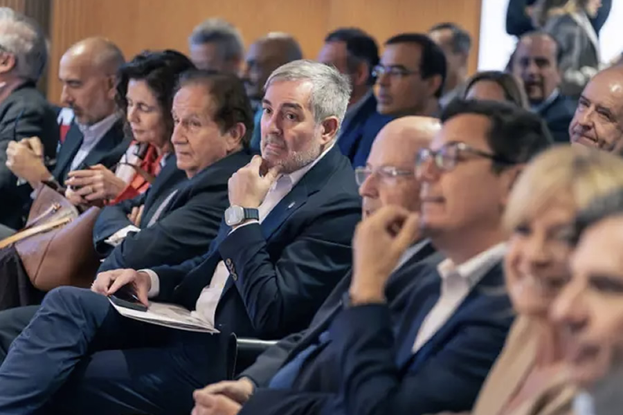 Fernando Clavijo y resto de autoridades durante la reunión de la Mesa Institucional. (Foto: gobiernodecanarias.org)