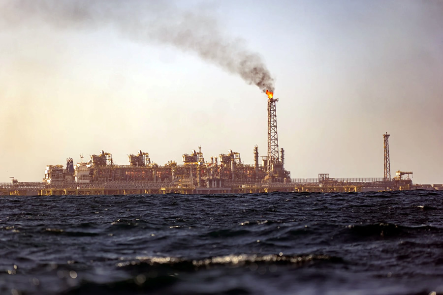 Plata de extracción de gas natural, a 80 kilómetros de la costa senegalesa.