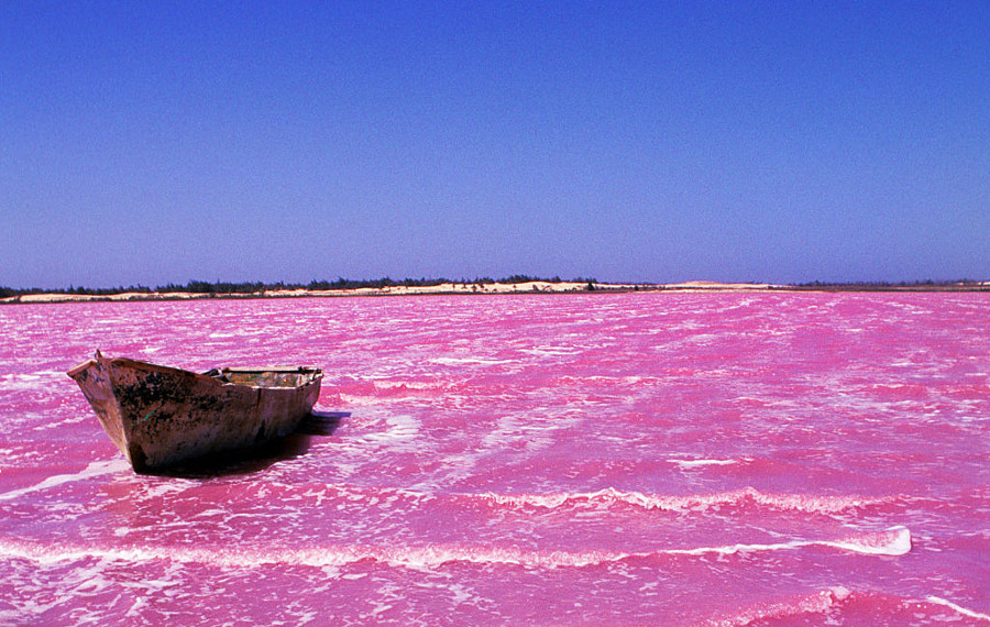 Lac Rose, deslumbra con su color rosado.