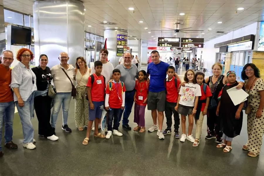 Niños saharauis junto a familias de acogida a su llegada a Canarias.