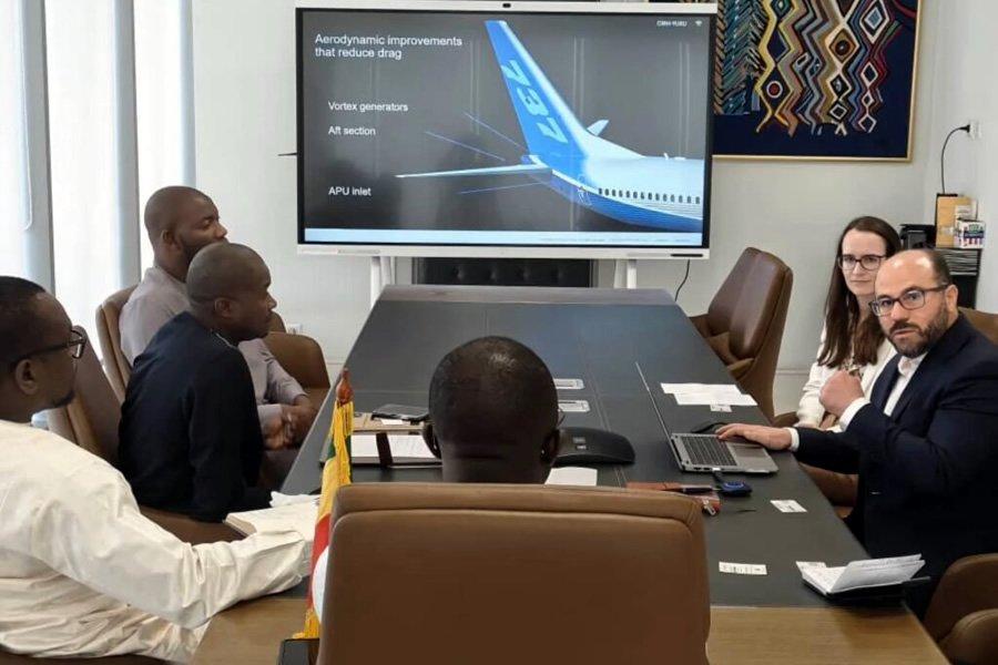 Una delegación explica detalles de los aparatos Boeing al ministro Yankoba Diémé y su equipo, durante una reciente reunión en Dakar. (Foto: senego.com)