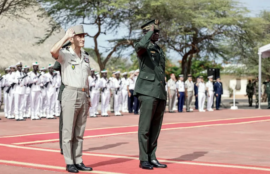 Des officiers supérieurs français et sénégalais lors de la remise de la base de Camp Geille (Photo : aljazeera.com AFP)