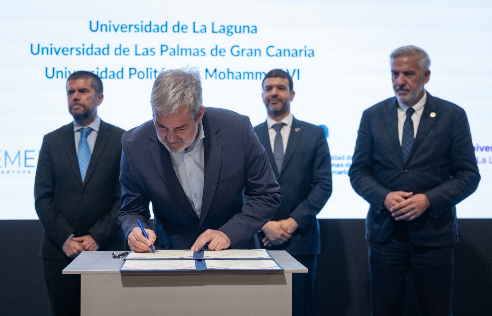 El presidente de Canarias firma el acuerdo junto a los rectores de las universidades canarias y marroquí.