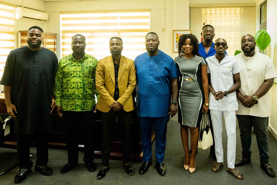 El ministro de Juventud de Ghana, junto a miembros del equipo de organización del evento.