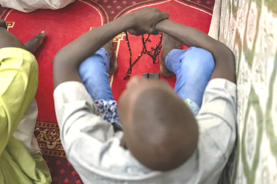 Un fiel senegalés, atento a las explicaciones del imán en una de las escuelas de esposos, que persiguen poner fin a la violencia de género y prácticas como la mutilación genital femenina. (Foto: Sylvain Cherkaoui - AP News)