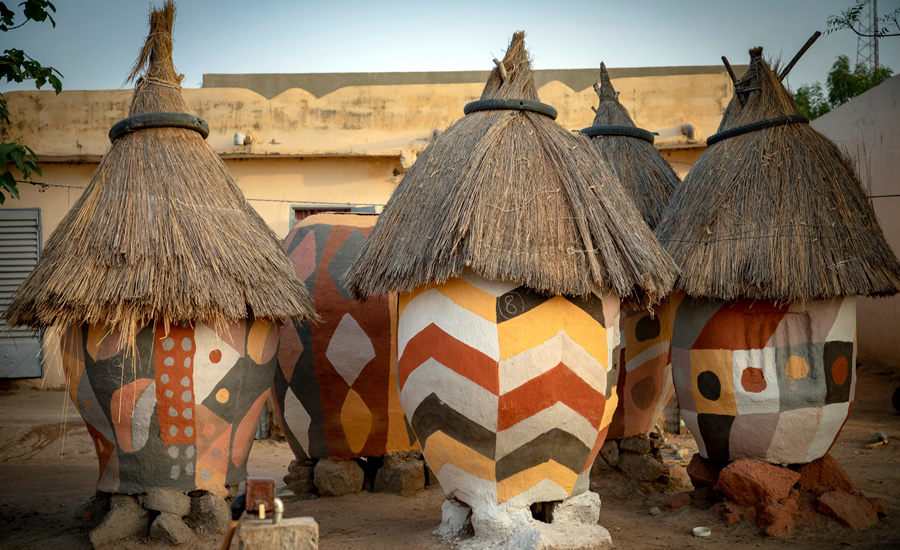 Casas y graneros de tierra, obras efímeras durante el Festival Bogo Ja en Siby, Malí. (Foto: Nicolas Reméné)