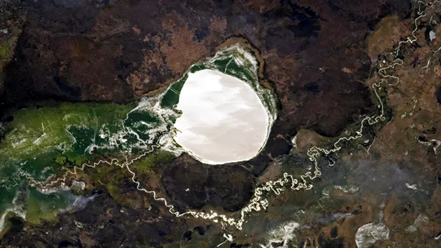 Según los expertos se trata de un “sunglint”, visible únicamente bajo ciertas condiciones geométricas entre la luz solar y la superficie. (Foto: NASA)