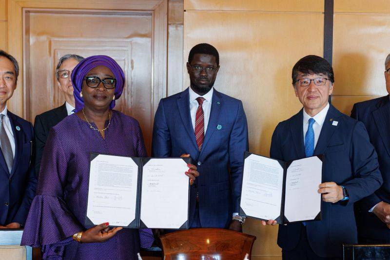 Refuerzan el acuerdo de formación Senegal-Japón con la apertura de un segundo CFPT-SJ en Diamniadio. En la foto, la ministra Yacine Fall y el director de la Agencia Japonesa de Cooperación Internacional.