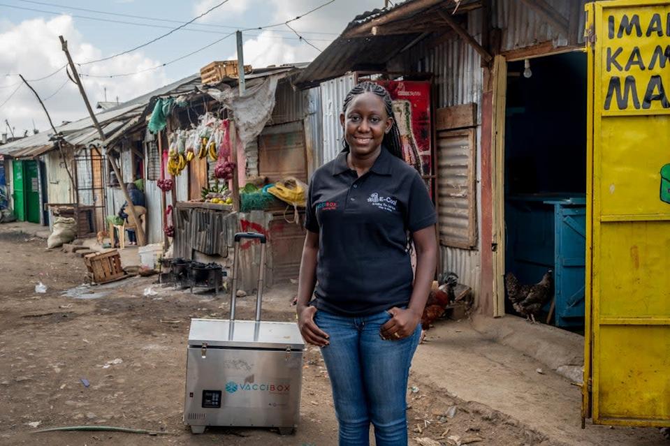 Norah Magero, ingeniera mecánica y experta en energías renovables, con un modelo de nevera solar portátil que salva vidas en Kenia.