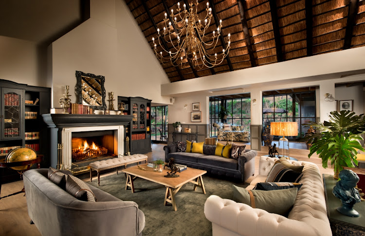 Un estudio de la Universidad de Manchester revela que el turismo de lujo agrava la desigualdad en África, ya que los beneficios quedan en manos de operadores extranjeros o de la élite local. En la imagen uno de los salones del Stanley & Livingstone Victoria Falls Hotel.