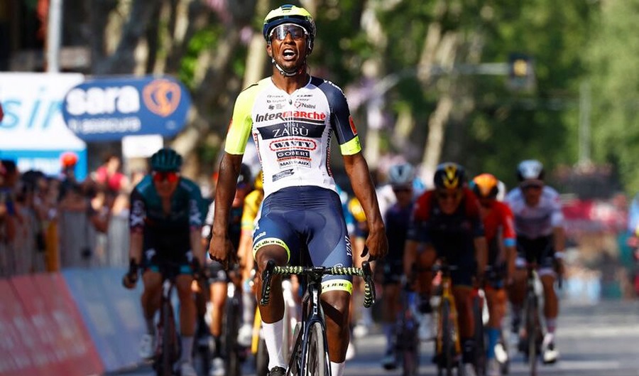 El eritreo Biniam-Girmay un referente del ciclismo africano, tras ganar etapas en el Tour de Francia y en El Giro de Italia.