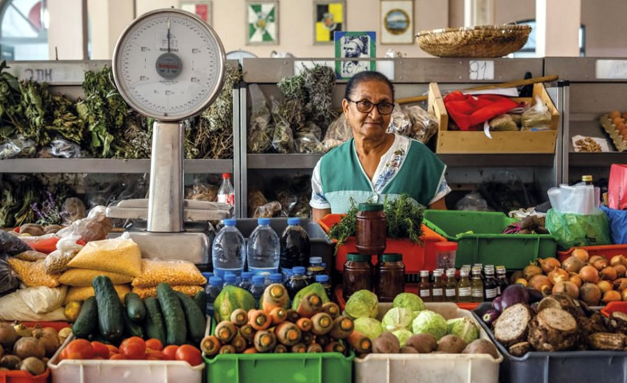 Vendor at the Mindelo market (Photo: Javier Sánchez Salcedo).