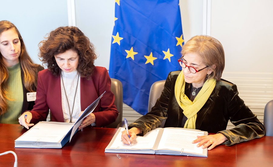 Matilde Asián y Themis Christophidoux durante la firma del acuerdo, cuyos fondos provienen del NDICI y su destino será la cofinanciación de proyectos del programa MAC en África.