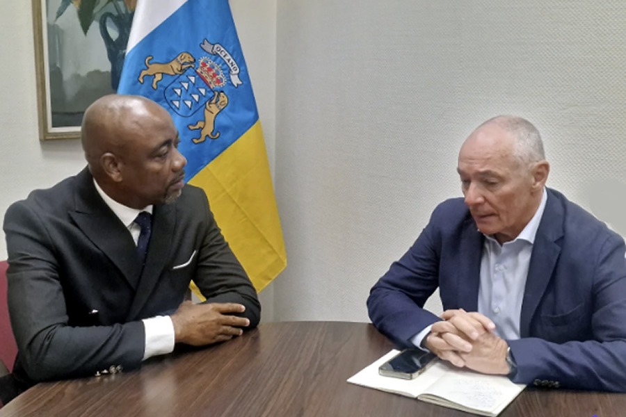 Santiago Juvenal Esono y Luis Guillermo Padilla, mantuvieron una reunión para abordar nuevas formas de colaboración institucional entre Guinea Ecuatorial y Canarias.