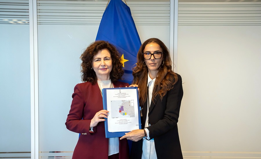 Matilde Asián muestra el convenio junto a la directora general de Asuntos Europeos, Celia Alberto.