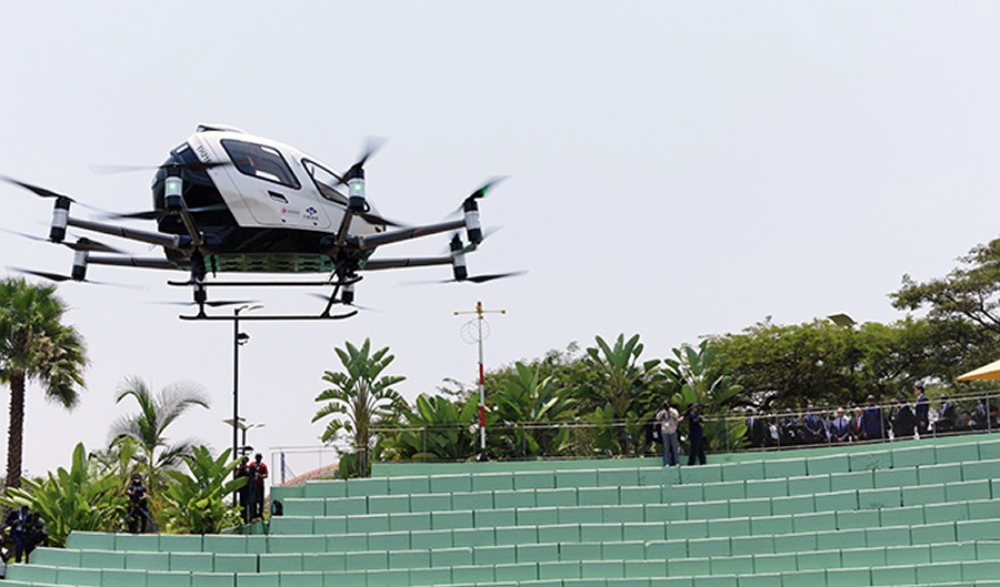 El presidente de Ruanda, Paul Kagame, el ministro de Infraestructuras, Jimmy Gasore, el director general de la Autoridad de Aviación Civil de Ruanda (RCAA), Silas Udahemuka, el embajador chino, Wenqi Gao, y otras personalidades asistieron al primer vuelo del EH216-S de EHang en Ruanda, África.