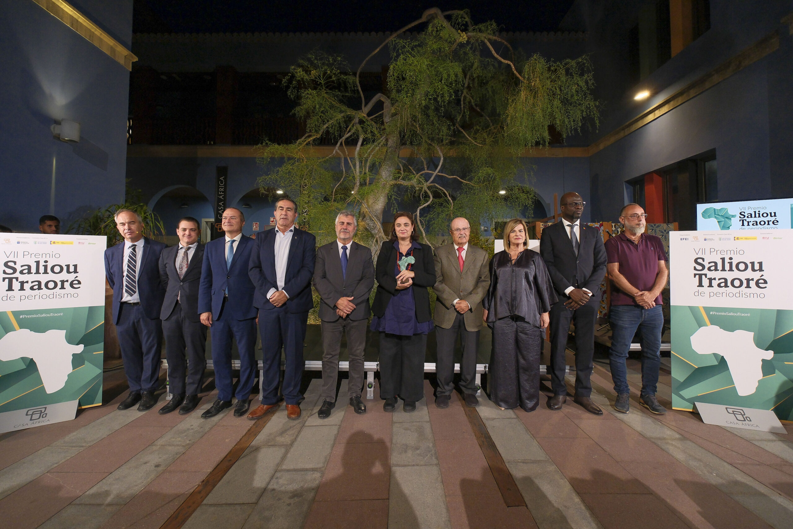 Equipo premiado, junto a autoridades asistentes a la entrega del VII Premio Saliou Traoré. (Foto: Ángel Medina - EFE)