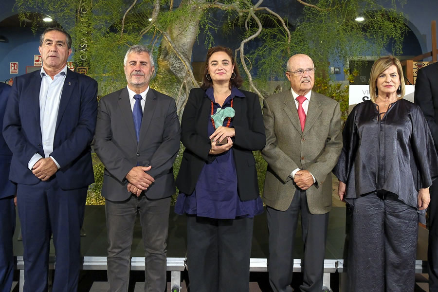 Ana Carbajosa junto a autoridades, durante el acto de entrega del premio de periodismo Saliou Traoré Casa África. (Foto: Ángel Medina - EFE)