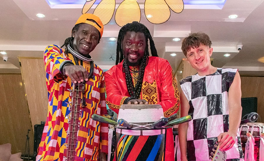 El percusionista senegalés, Aba Diop, junto a miembros de su grupo musical. (Foto: abadiopyermandefamily.com)