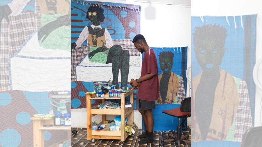 En sus retratos, Kwaku Yaro reutiliza bolsas, telas wax y sacos de yute, que integra en sus obras con la pintura acrílica.