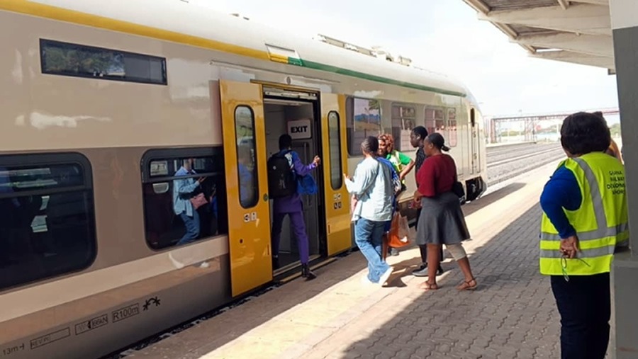 Le nouveau service ferroviaire tant attendu de la Ghana Railways Dev Authority relie les villes de Tema et Mpakada.