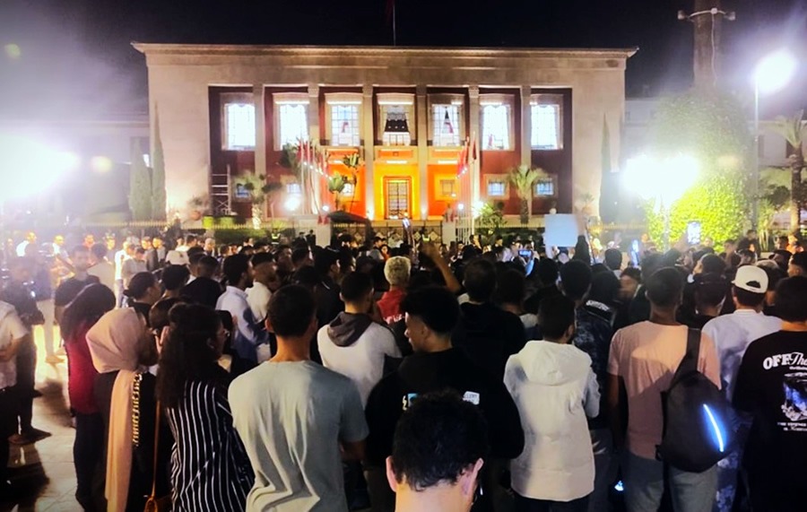 El monarca alauita ha movido ficha tras las protestas, promulgando reformas. En la foto, jóvenes protestan frente al Parlamento de Marruecos la pasada semana.