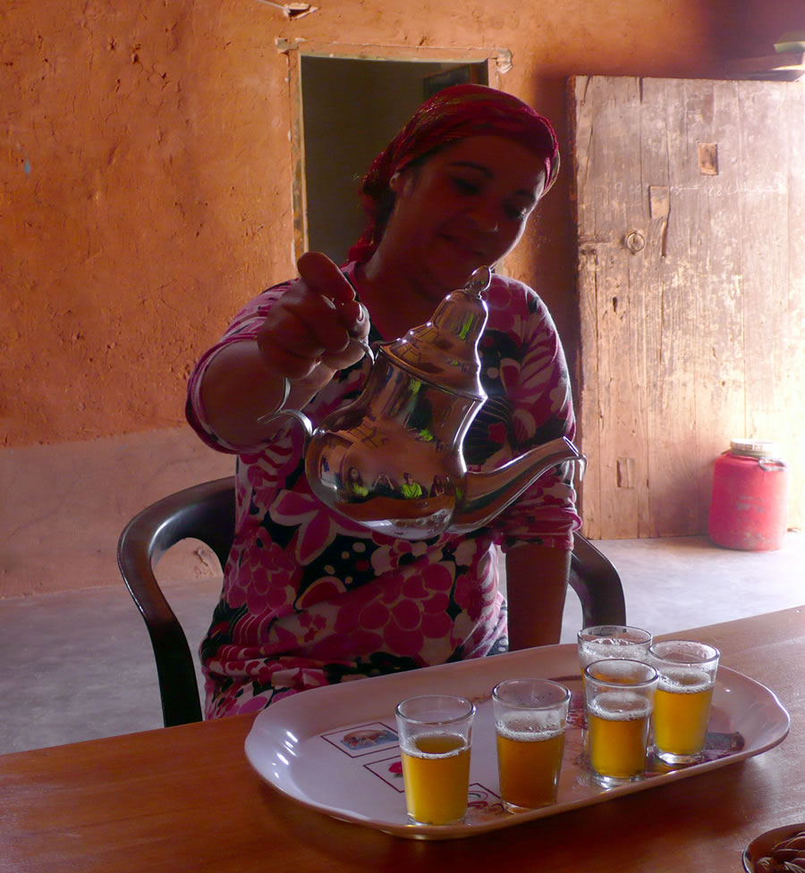 Mujer bereber sirviendo el té en la Kasbah de Ait-Benhaddou. (Foto: Carmen del Puerto, en 2010)
