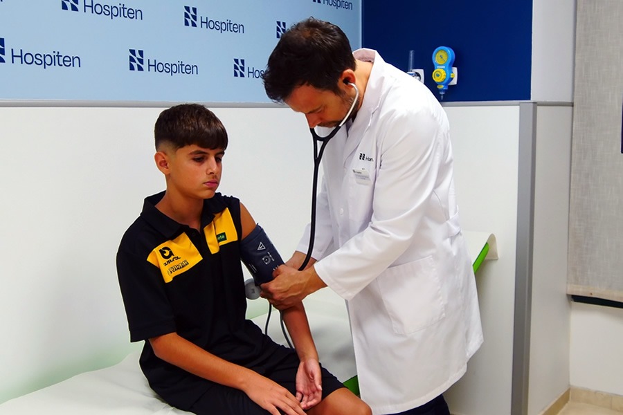 El doctor Carlos Rubio-Iglesias destaca que realizar un screening cardiológico, debe radicar en la prevención de una enfermedad no diagnosticada previamente de cara a la práctica deportiva.