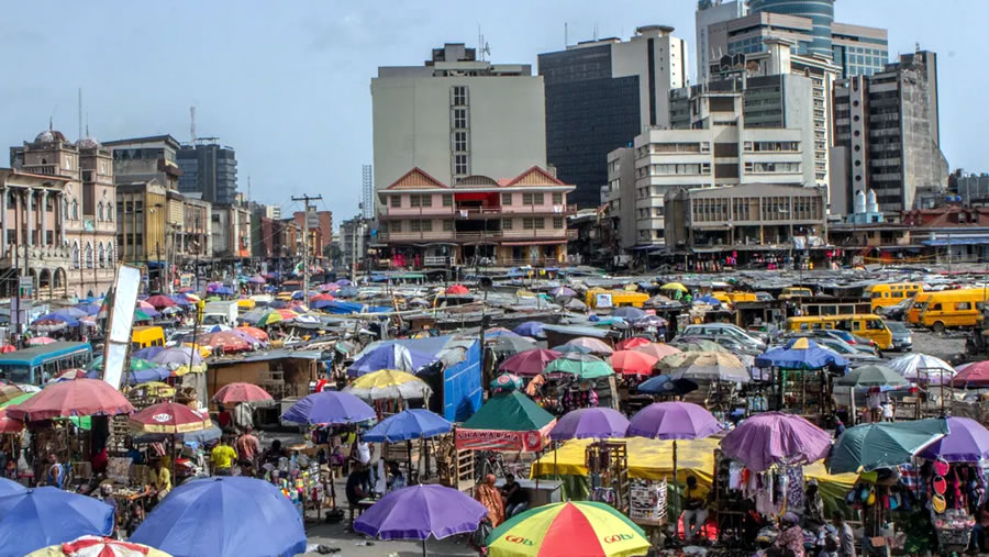 Lagos, plus qu'une métropole, apparaît comme un atelier vivant où l'art et la vie quotidienne fusionnent pour réinventer le design africain contemporain (Photo : Andrew Esiebo).