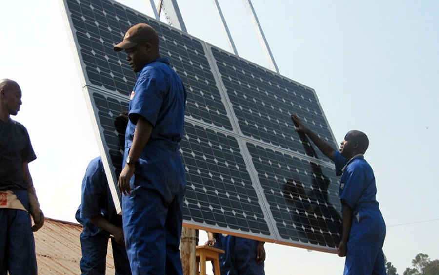 Instalación de paneles solares en un centro sanitario en Ruanda. (Foto: USAID)