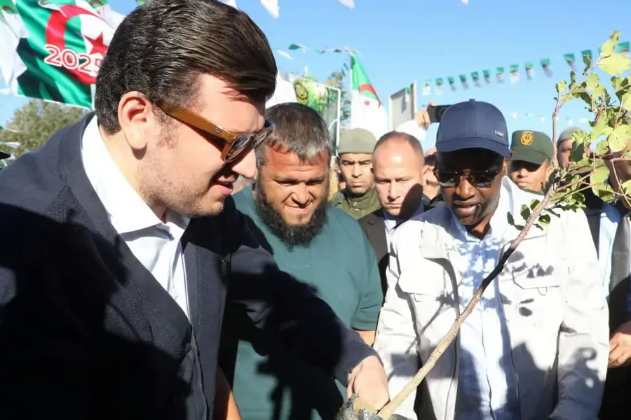 El ministro de Agricultura, Yacine El Mahdi Oualid, acompañado por el ministro de Juventud, Mustapha Hidaoui, en Tizi Ouzou el pasado sábado día 26, participando en la campaña de un millón de árboles. (Foto: Argelia Press Service)