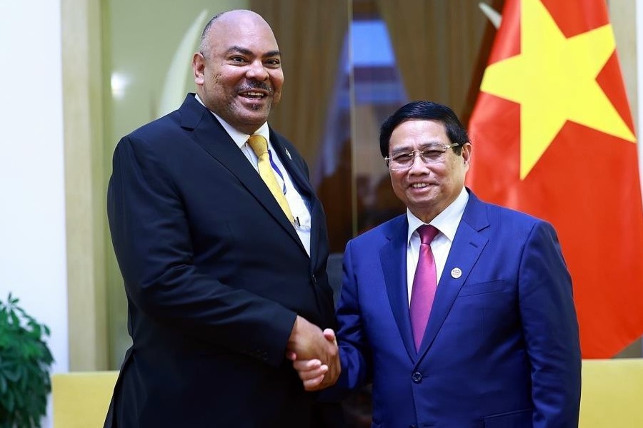 El primer ministro Pham Minh Chinh, durante una reciente visita del ministro de Asuntos Exteriores y Cooperación con África Oriental de Tanzania, Mahmoud Thabit Kombo. (Foto: Dương Giang-TTXVN)
