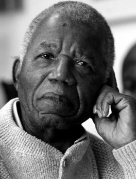 Chinua Achebe (Nigeria): Autor de Things Fall Apart, considerado el padre de la literatura africana moderna.