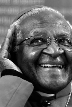Desmond Tutu (Sudáfrica): Arzobispo y activista clave contra el apartheid, Premio Nobel de la Paz.