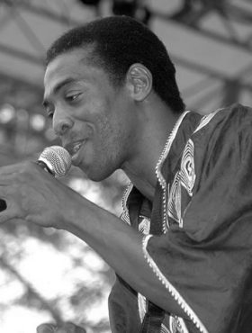 Fela Kuti (Nigeria): Músico, creador del Afrobeat y activista contra el autoritarismo en Nigeria.