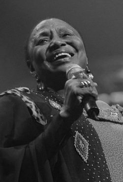 Miriam Makeba (Sudáfrica): Cantante y activista exiliada por su lucha contra el apartheid.
