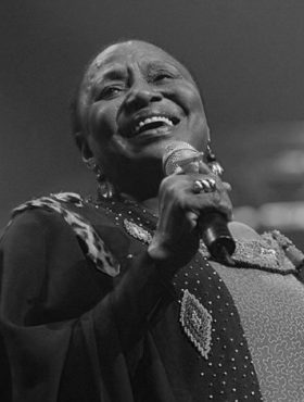 Miriam Makeba (Sudáfrica): Cantante y activista exiliada por su lucha contra el apartheid.