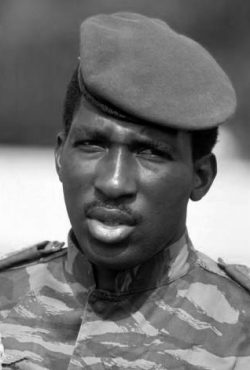Thomas Sankara (Burkina Faso) Revolucionario y presidente que promovió políticas radicales de justicia social, igualdad de género y autosuficiencia.